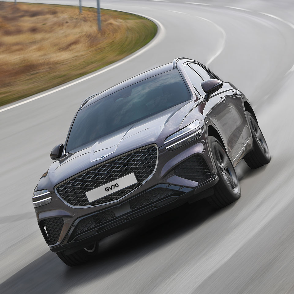 주행시험장을 도는 제네시스 GV70