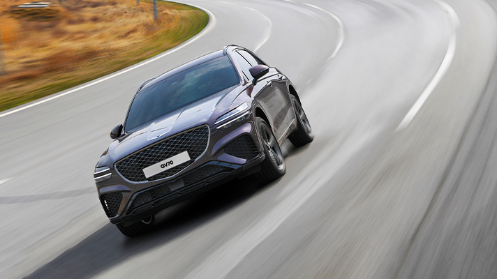 주행시험장을 도는 제네시스 GV70