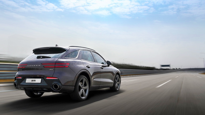 주행시험장을 도는 제네시스 GV70 후면