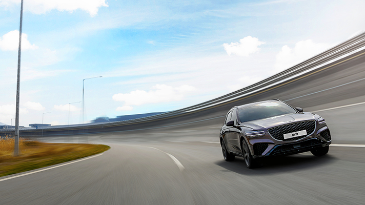 주행시험장을 도는 제네시스 GV70 정면