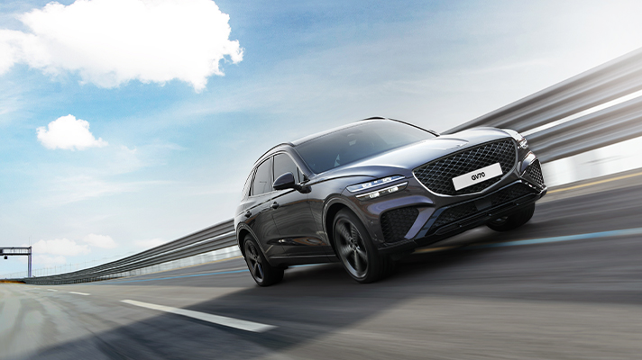 주행시험장을 도는 제네시스 GV70 측면 앵글