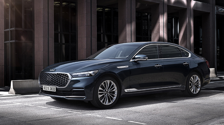 건물 앞 기아 K9