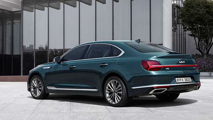 건물 앞 기아 K9 측면 앵글