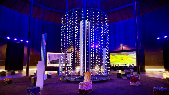 RE:CREATE 전시장 내부 라이팅 구조물