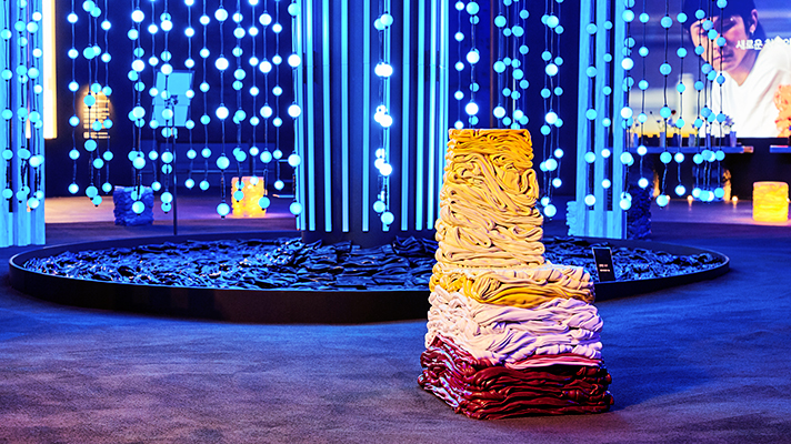 RE:CREATE 전시장 내부 조형물