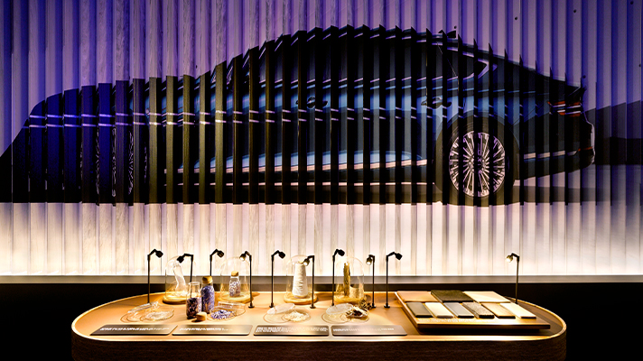 RE:CREATE 전시장 내부 렌티큘러 기법의 조형물