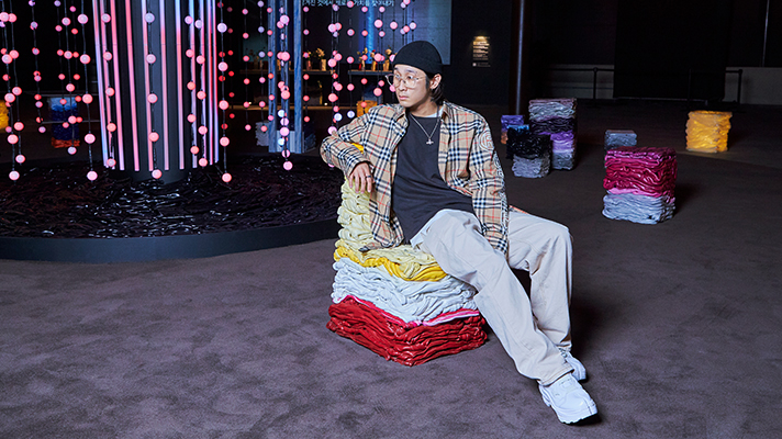 업사이클링 의자에 앉아 있는 강영민 작가