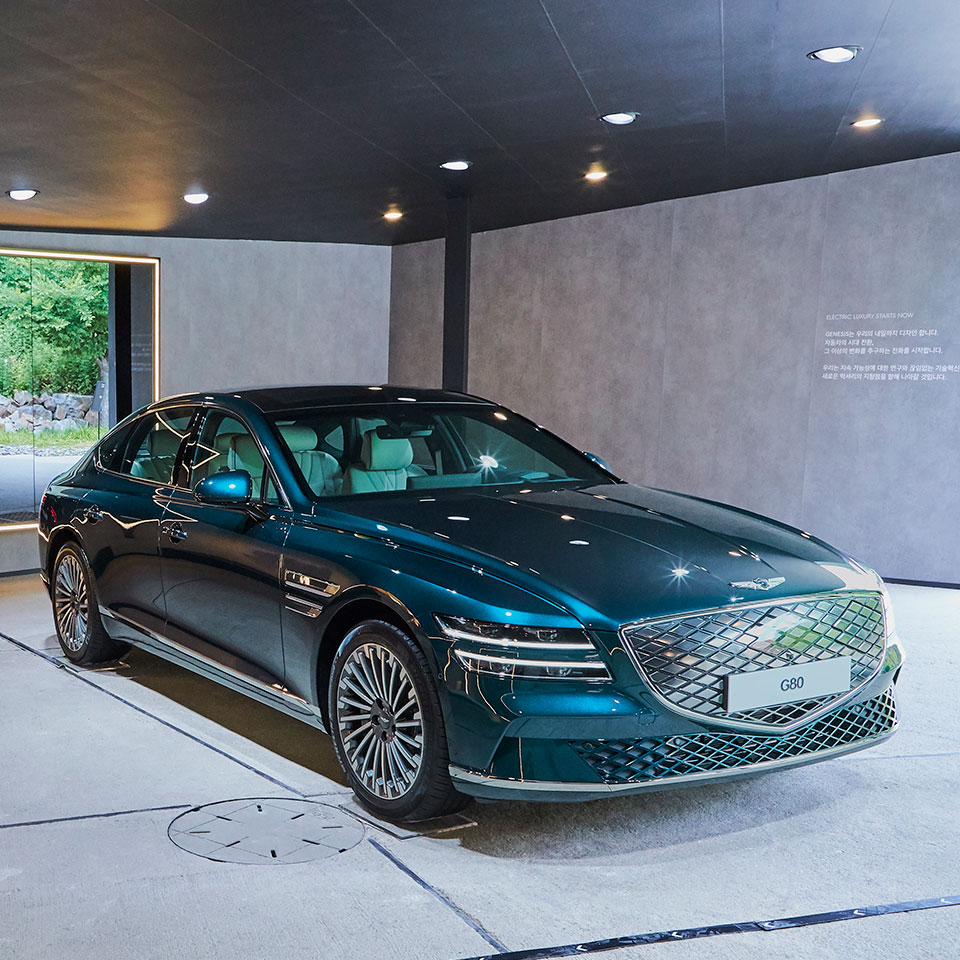 Side angle view of Genesis G80