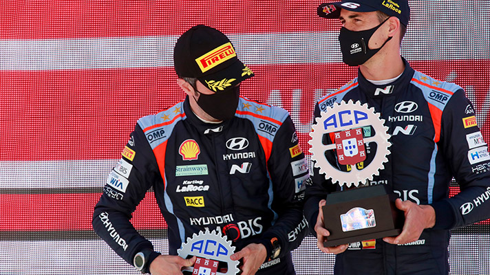 Dani Sordo holding the trophy