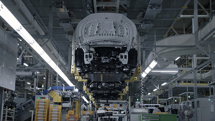 조립공정을 따라 기아 EV6가 이동하는 모습