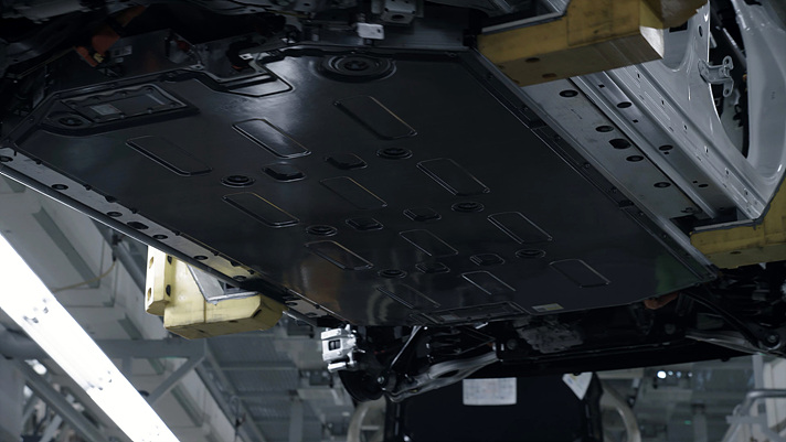 EV6의 배터리 모듈이 차체에 결합되고 이동하고 있다