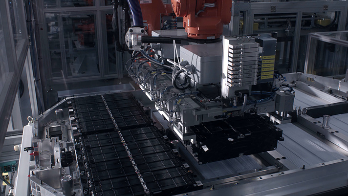 EV6의 배터리 모듈을 생산하는 장면