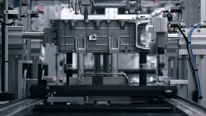 ICCU 모듈의 생산 장면