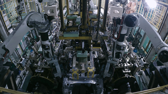 로봇이 EV6의 차체를 용접하고 있다