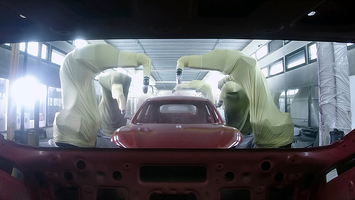 도장 공정의 로봇이 차체 도색을 진행하는 모습