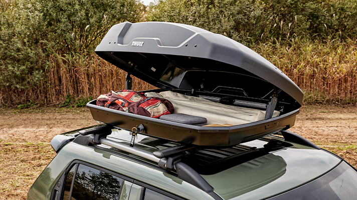 루프톱 박스 안에 있는 캠핑 장비