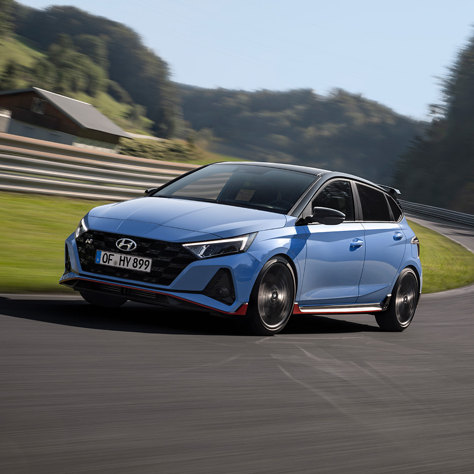 도로 위를 달리는 i20 N 전측면