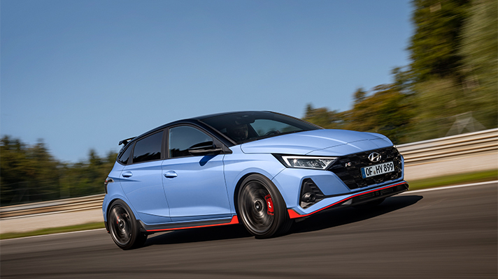 도로 위를 달리는 i20 N 전측면