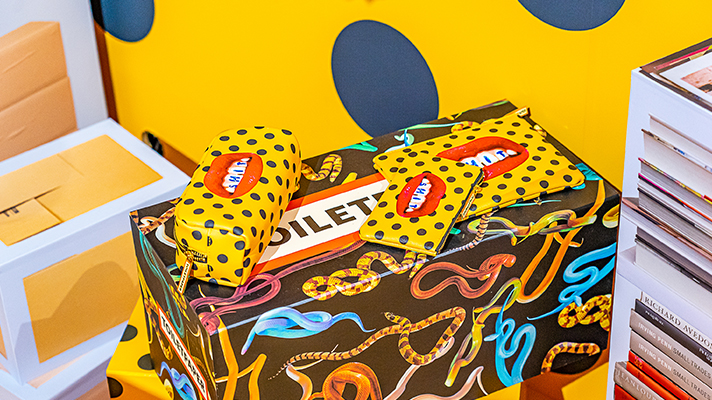 Shit이라고 외치는 붉은 입술 작품이 놓여 있는 토일렛페이퍼 스튜디오