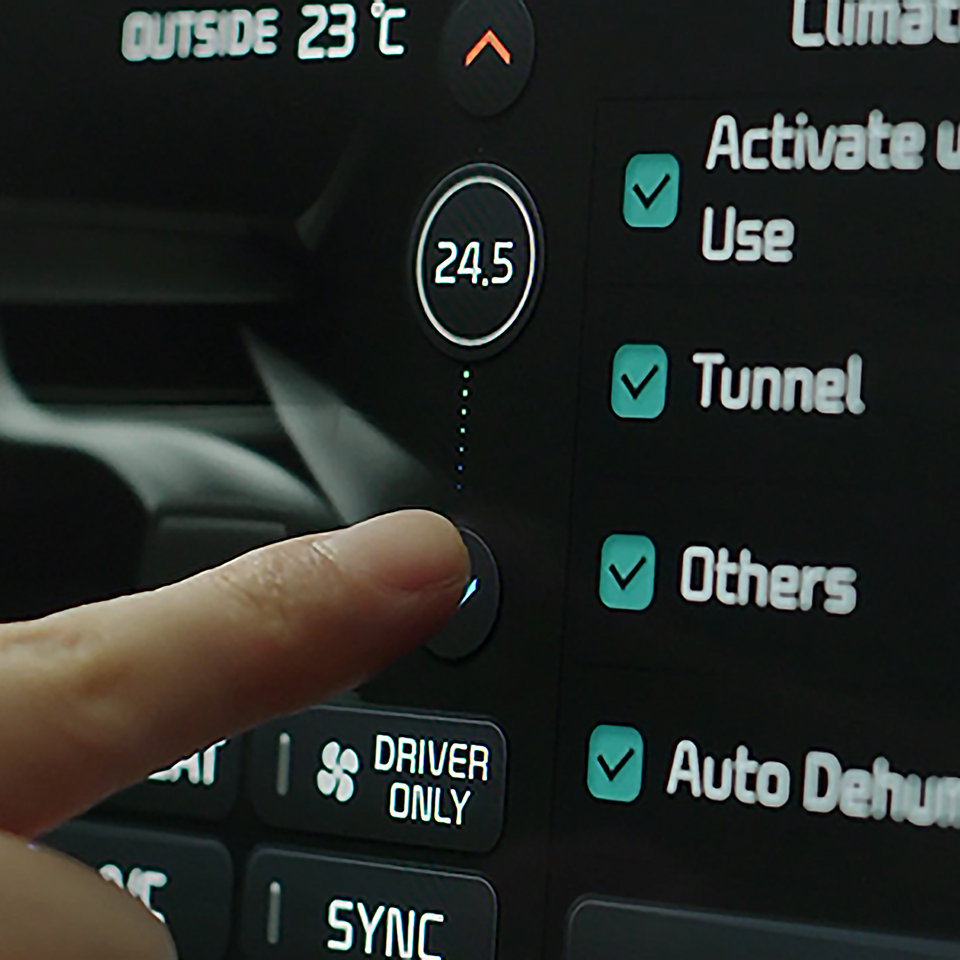 인포테인먼트 시스템을 누르는 손