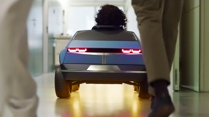 키즈 모빌리티를 타는 어린아이