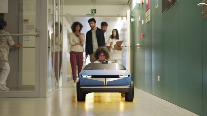 키즈 모빌리티를 타는 어린아이