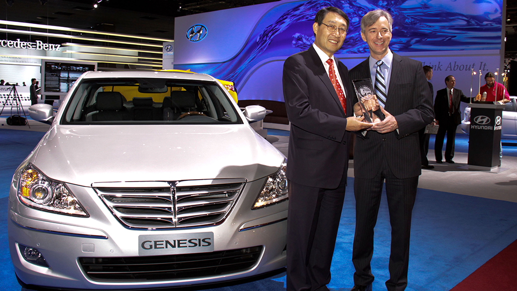 Hyundai Motor Vice Chairman Hyun-soon Lee and US President John Krafchik hold a plaque next to the Genesis premium sedan, which was selected as North American Car of the Year.