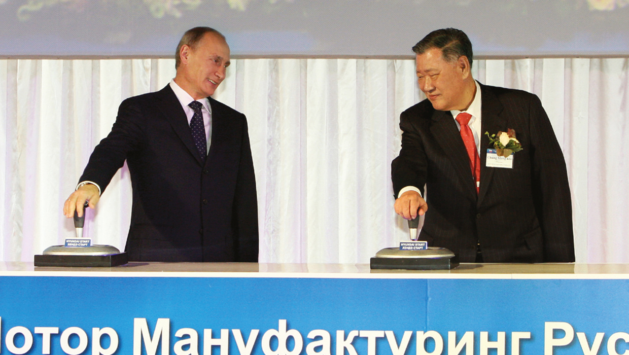 Chairman Chung Mong-koo and Russian Prime Minister Vladimir Putin press the button for completion