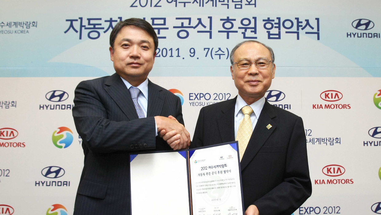 A scene where Hyundai Motor CEO Jeong Jin-jin and Yeosu Expo Organizing Committee Chairman Dong-seok Kang hold a sponsorship agreement ceremony
