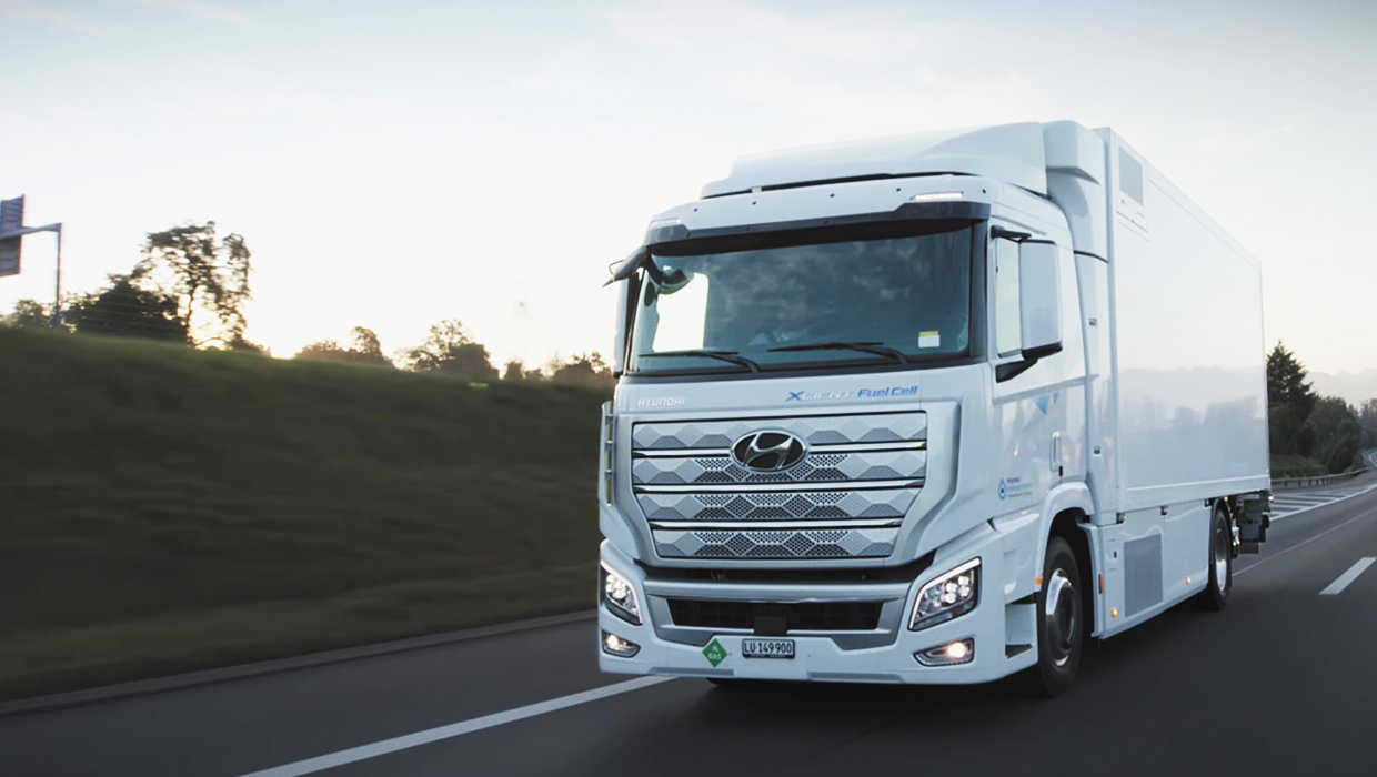 도로 위를 달리는 수소전기트럭 엑시언트 Fuel Cell 전측면