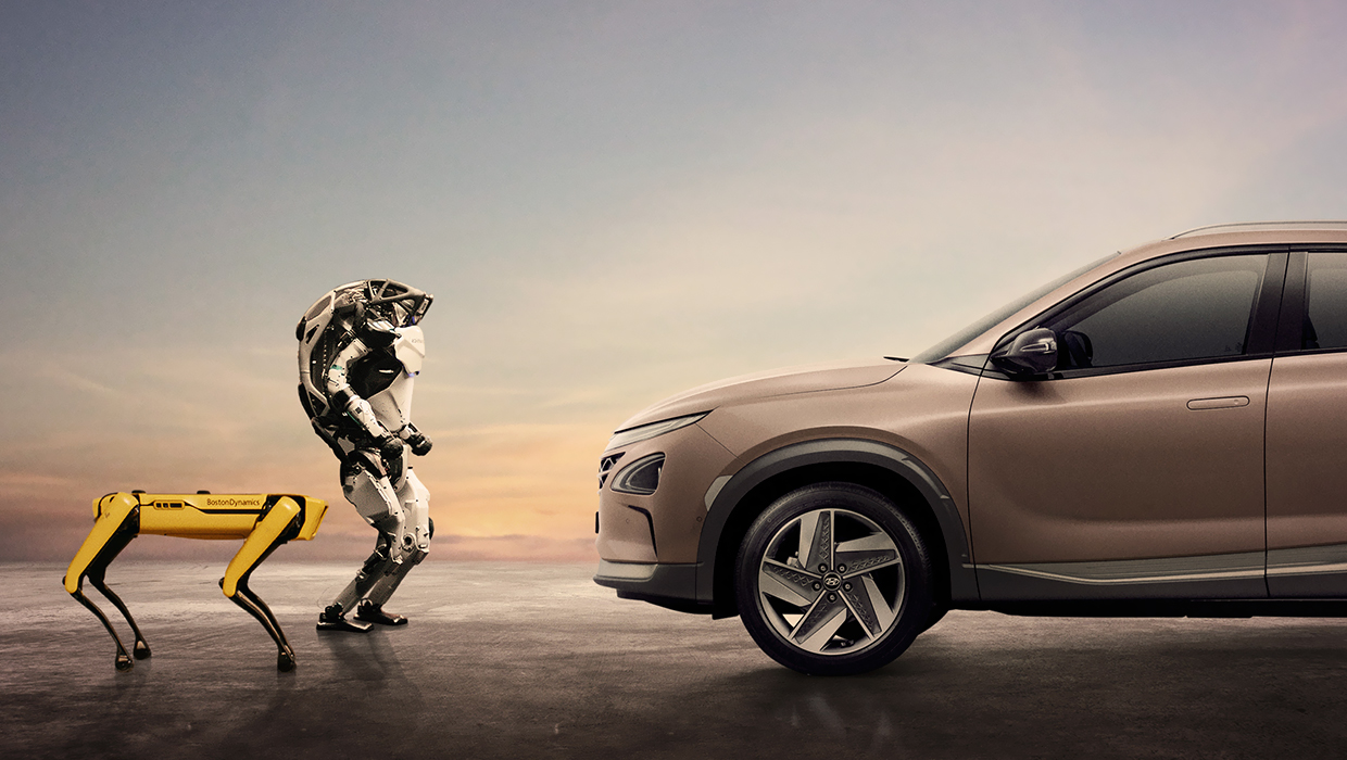 현대자동차그룹이 인수한 보스턴 다이내믹스가 개발한 4족 보행 로봇 스폿(맨 왼쪽)과 2족 직립 보행 로봇 아틀라스 그리고 오른쪽은 현대차 수소전기차 넥쏘