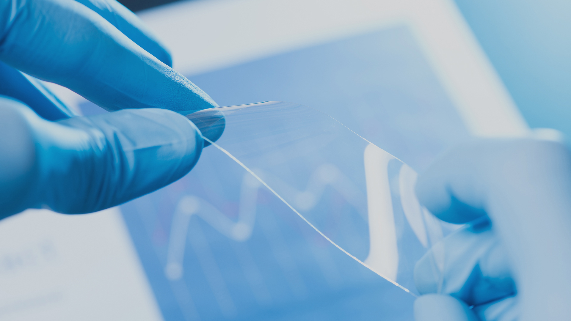 얇은 소재를 들고 있는 모습