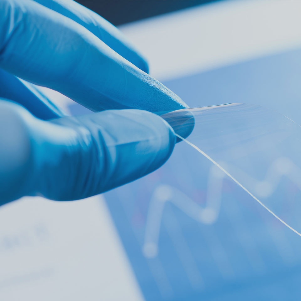 얇은 소재를 들고 있는 모습