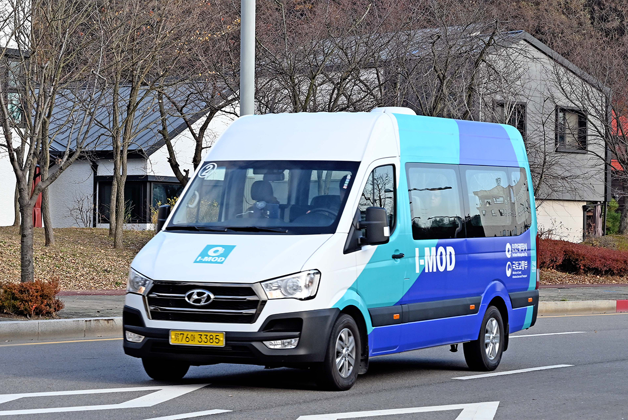 I-MOD 로고가 새겨진 승합차