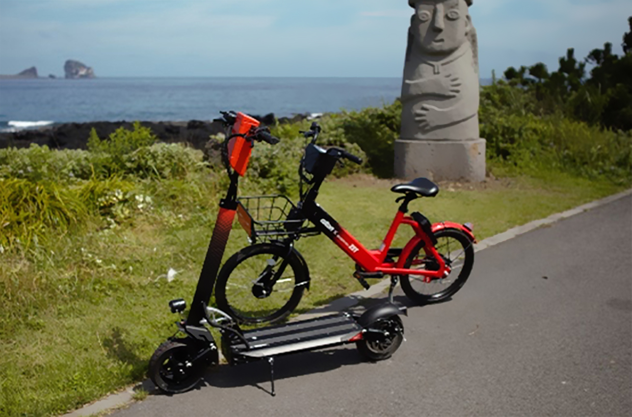 바닷가에 주차된 전동킥보드와 전기자전거