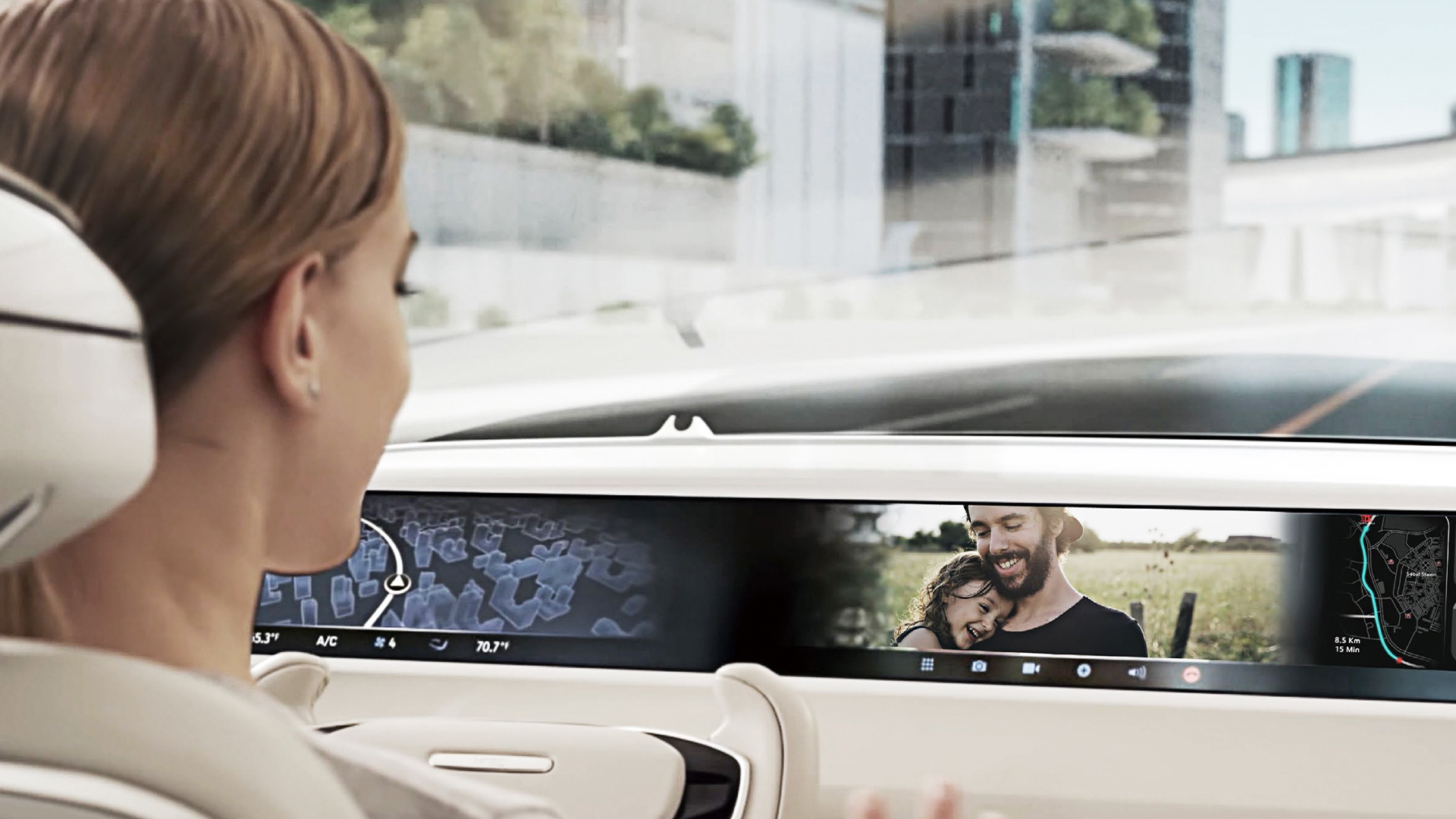 차 안에서 콘텐츠 화면을 보는 모습