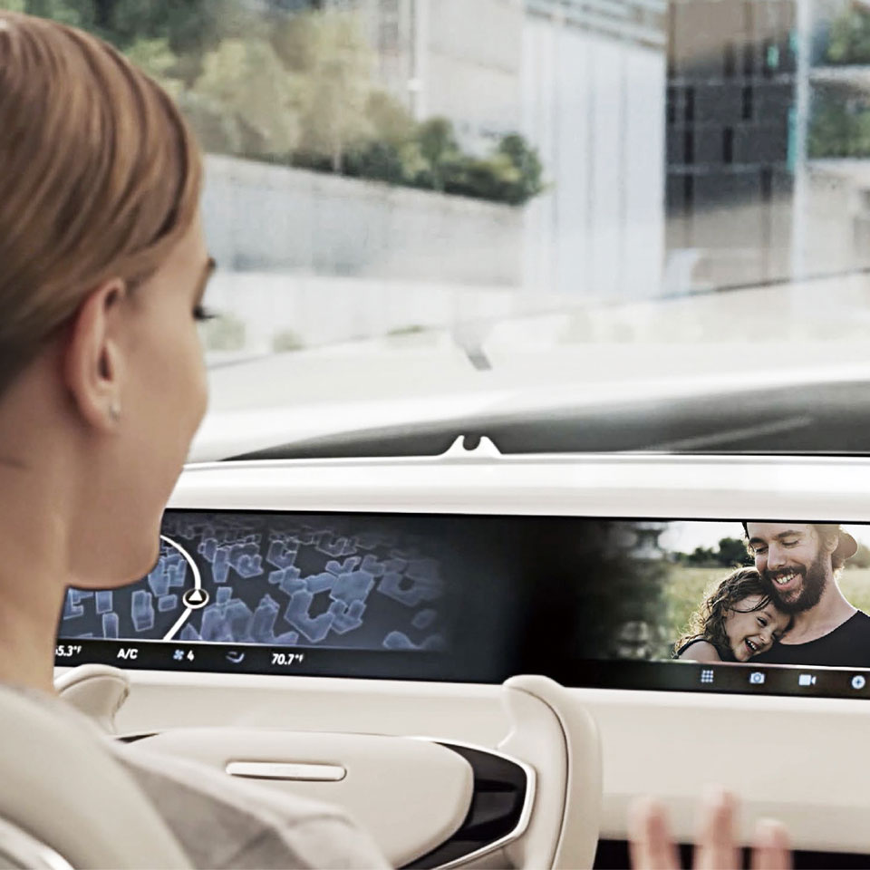 차 안에서 콘텐츠 화면을 보는 모습