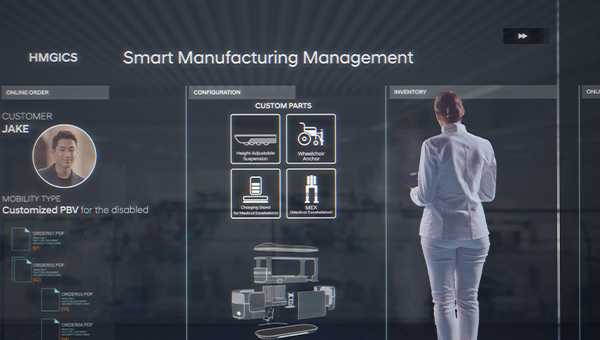 스크린화면 앞에서 고객 대응 하는 모습