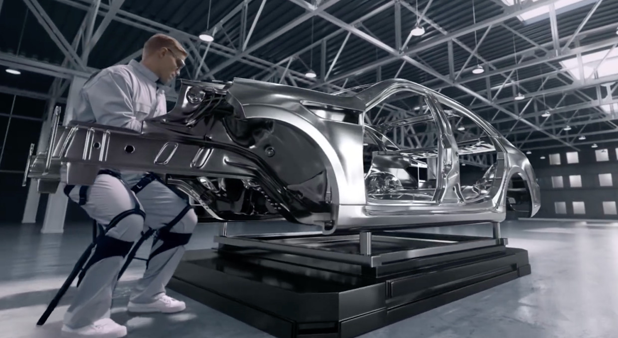 산업현장에서 의자형 웨어러블 로봇을 착용하고 있는 사람 모습