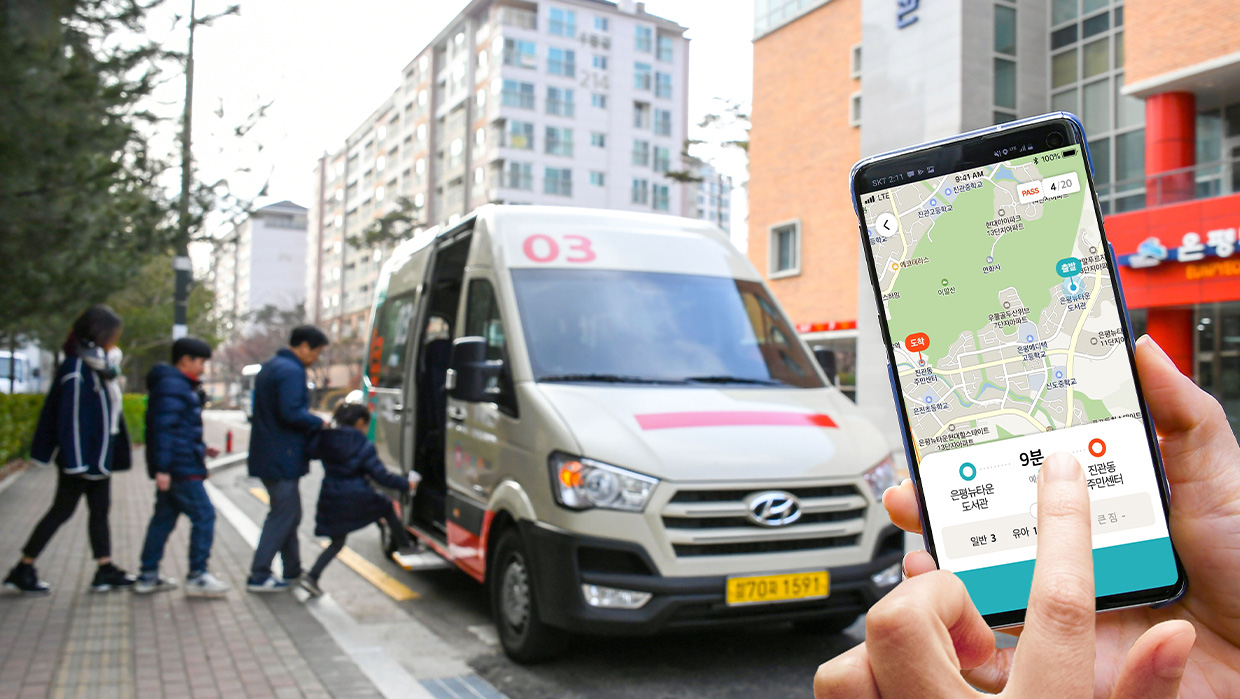 차량에 탑승하고 있는 사람들과 셔클 앱 화면