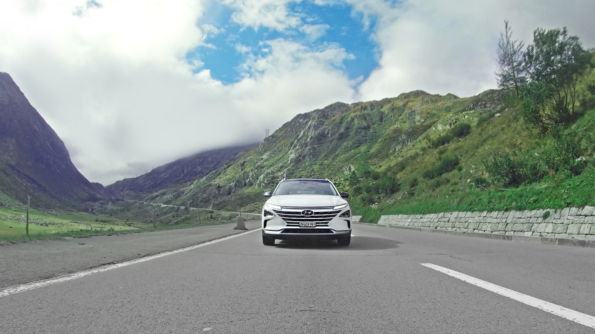 도로위에 차량 전면