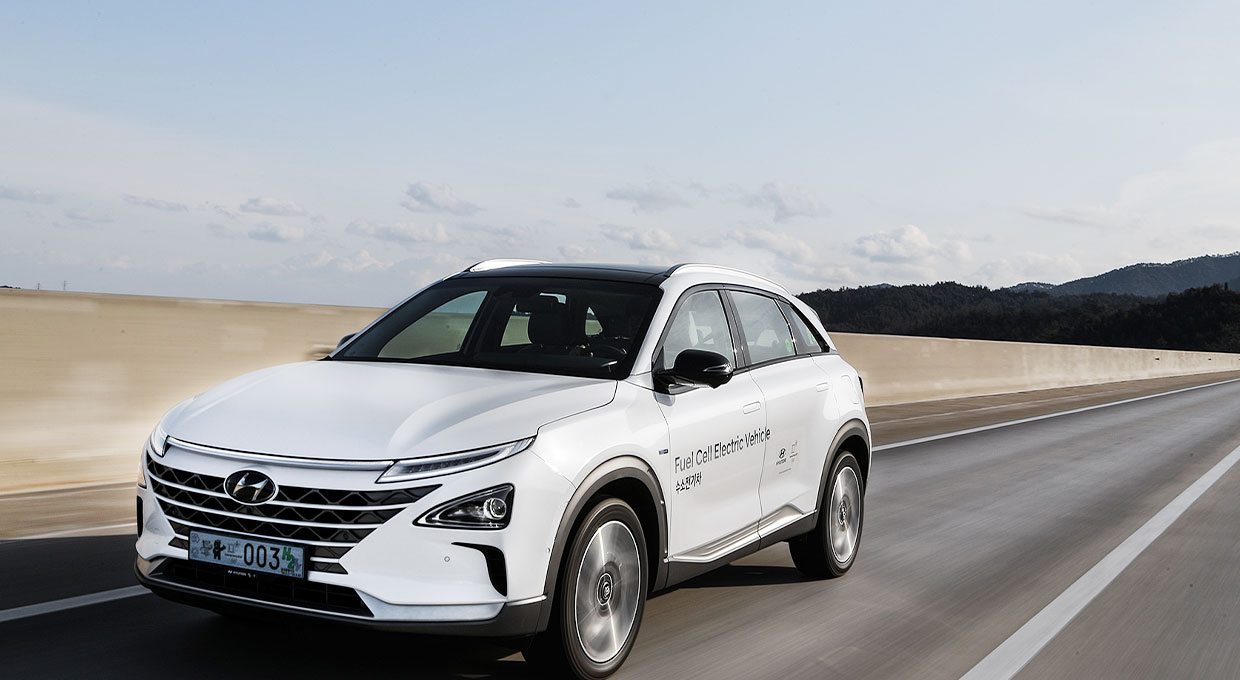 도로 위에 주행중인 수소전기차 NEXO