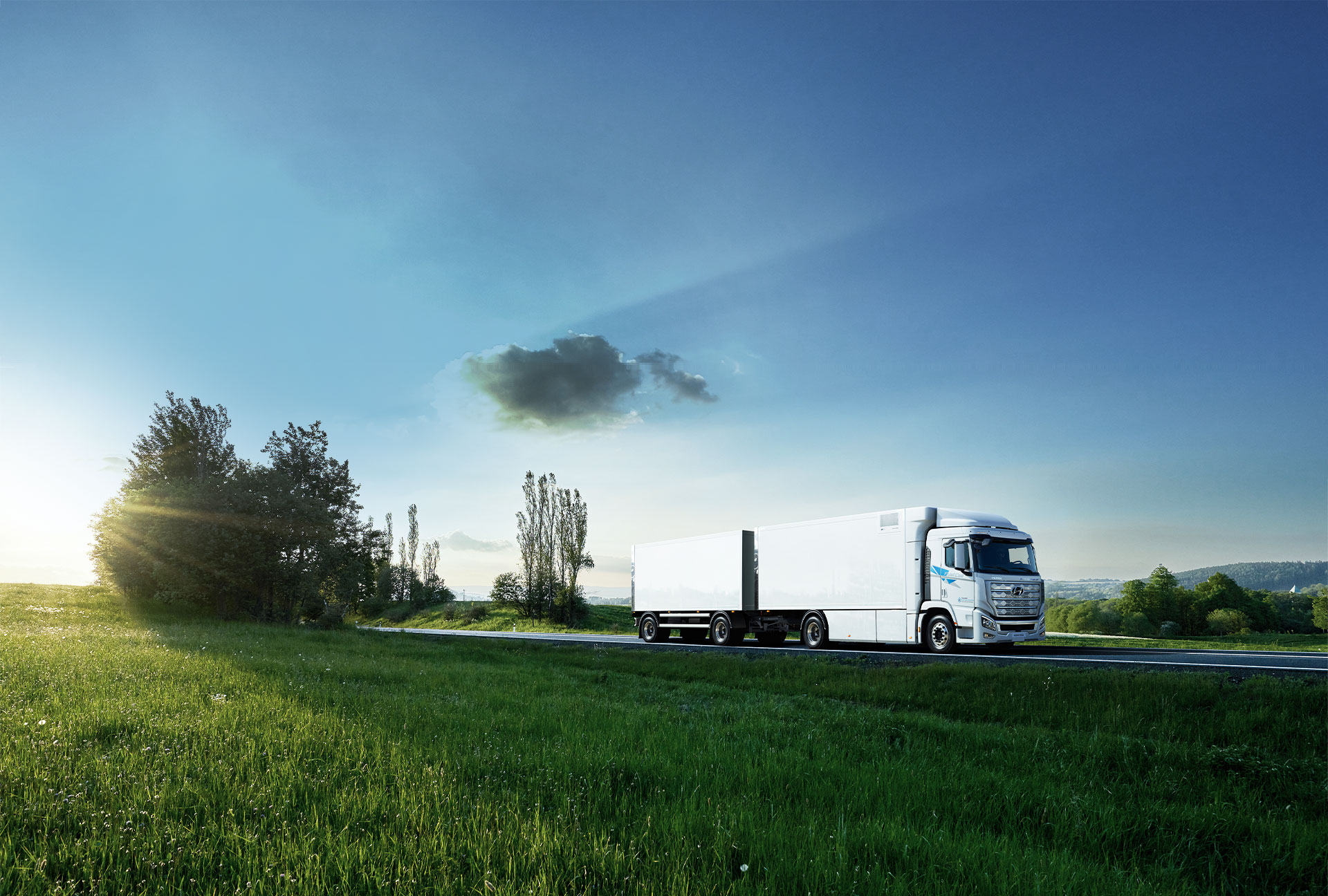 도로위에서 주행중인 엑시언트 수소전기 트럭