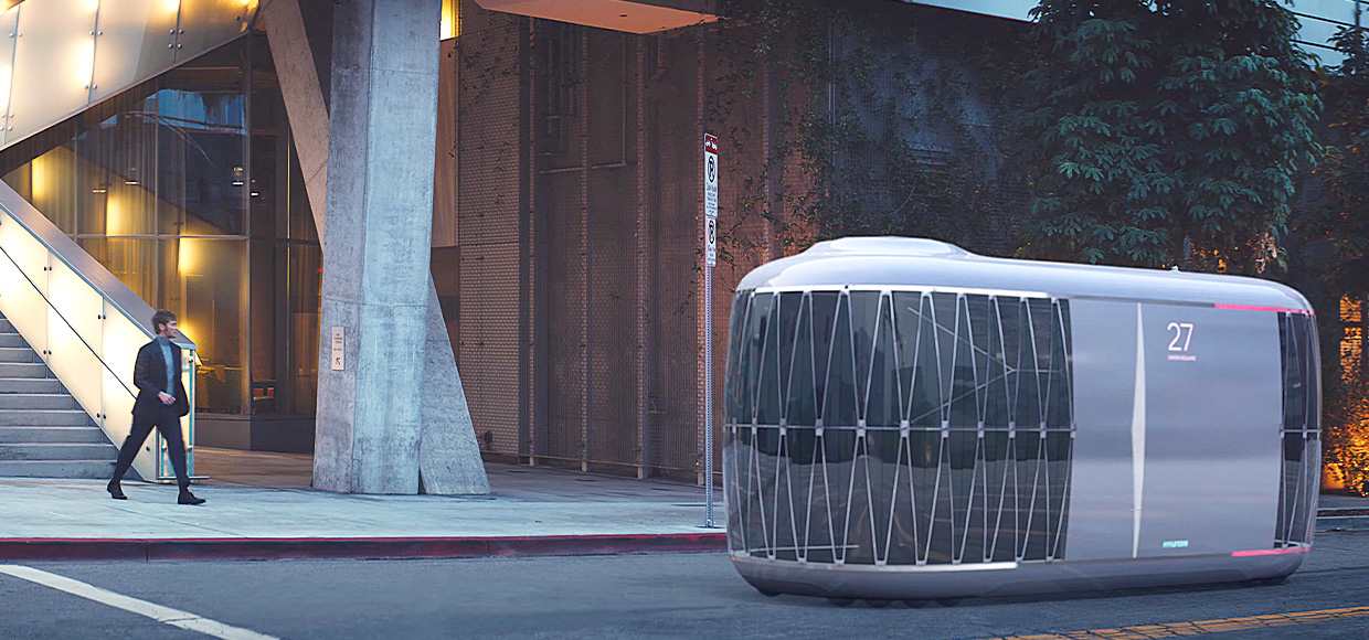 빌딩 앞의 PBV 모습과 걸어나오는 남성