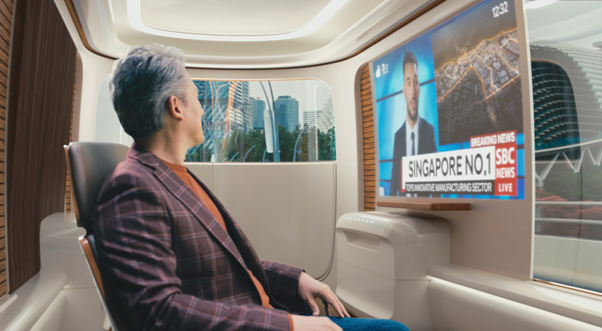 PBV안에서 TV 화면을 시청하는 남자의 모습