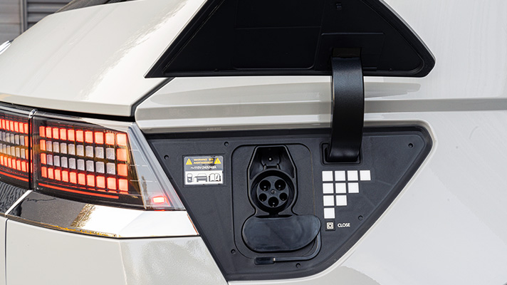 충전구 도어를 열었을 때 드러나는 충전구 하우징