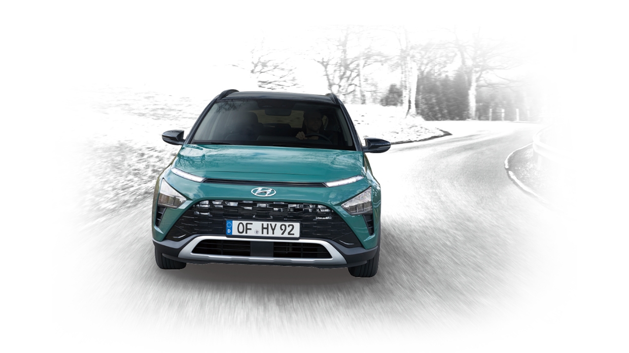 유럽의 교외 길을 질주 중인 베이온의 앞모습