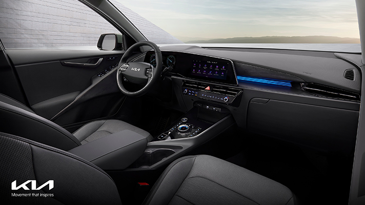 친환경 소재가 적용된 블랙 톤의 내부 인테리어