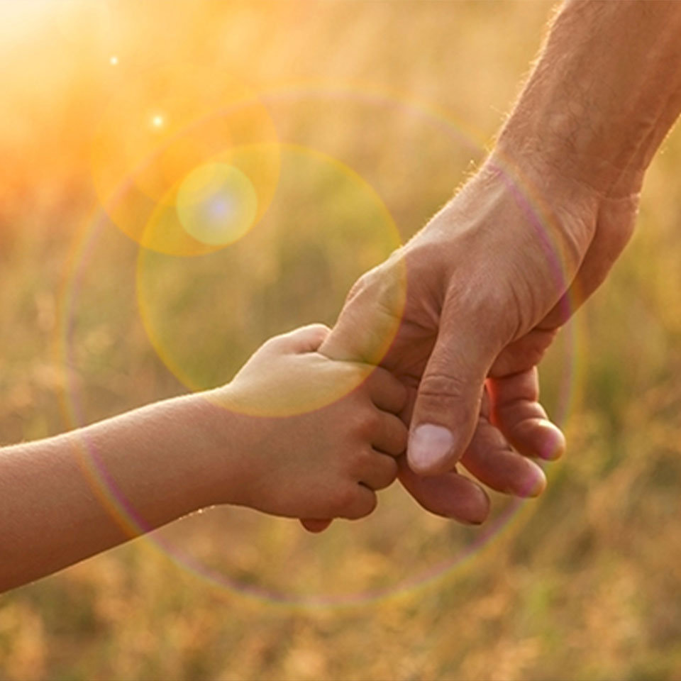 아이가 작은 손으로 어른의 집게손가락을 움켜쥐고 있는 모습