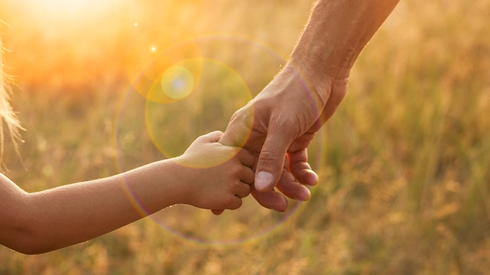 아이가 작은 손으로 어른의 집게손가락을 움켜쥐고 있는 모습